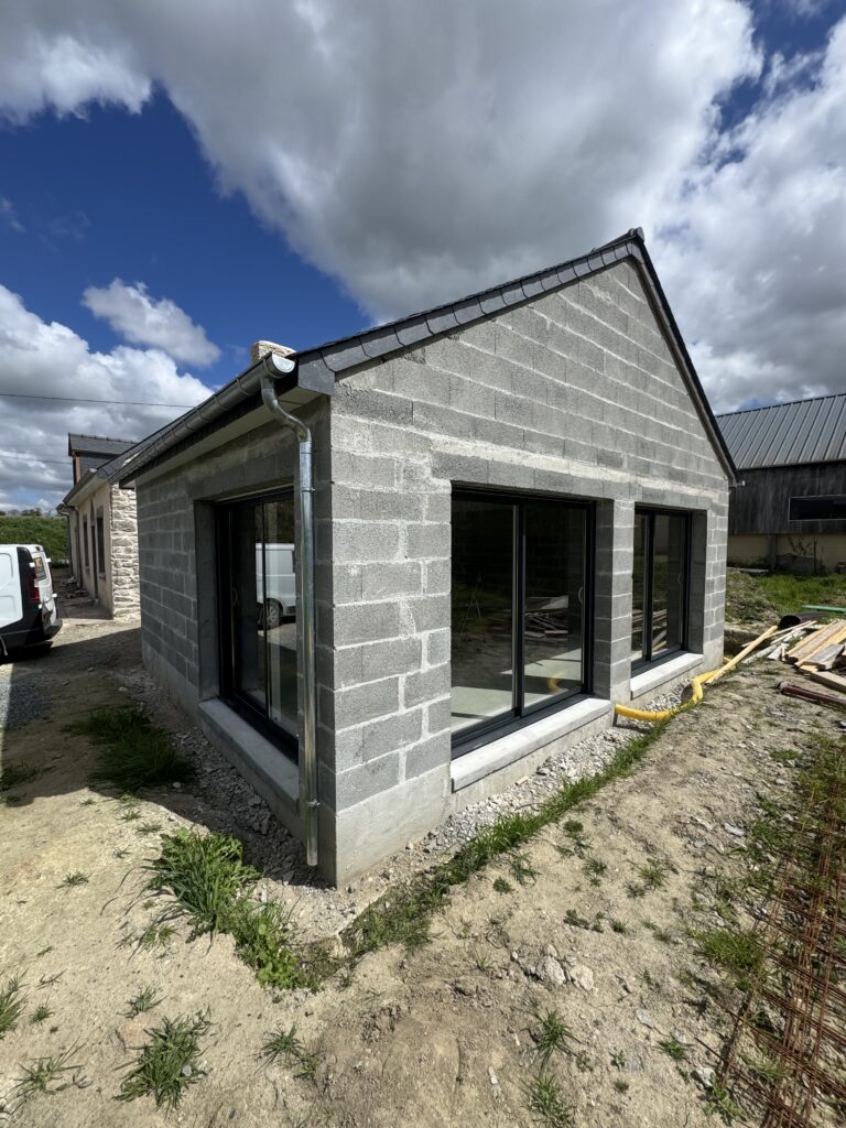 Travaux de maçonnerie extérieure réalisés par AMD Habitat autour de Châteaubourg