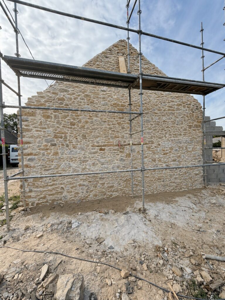 Façade avant rejointoiement à la chaux par AMD Habitat