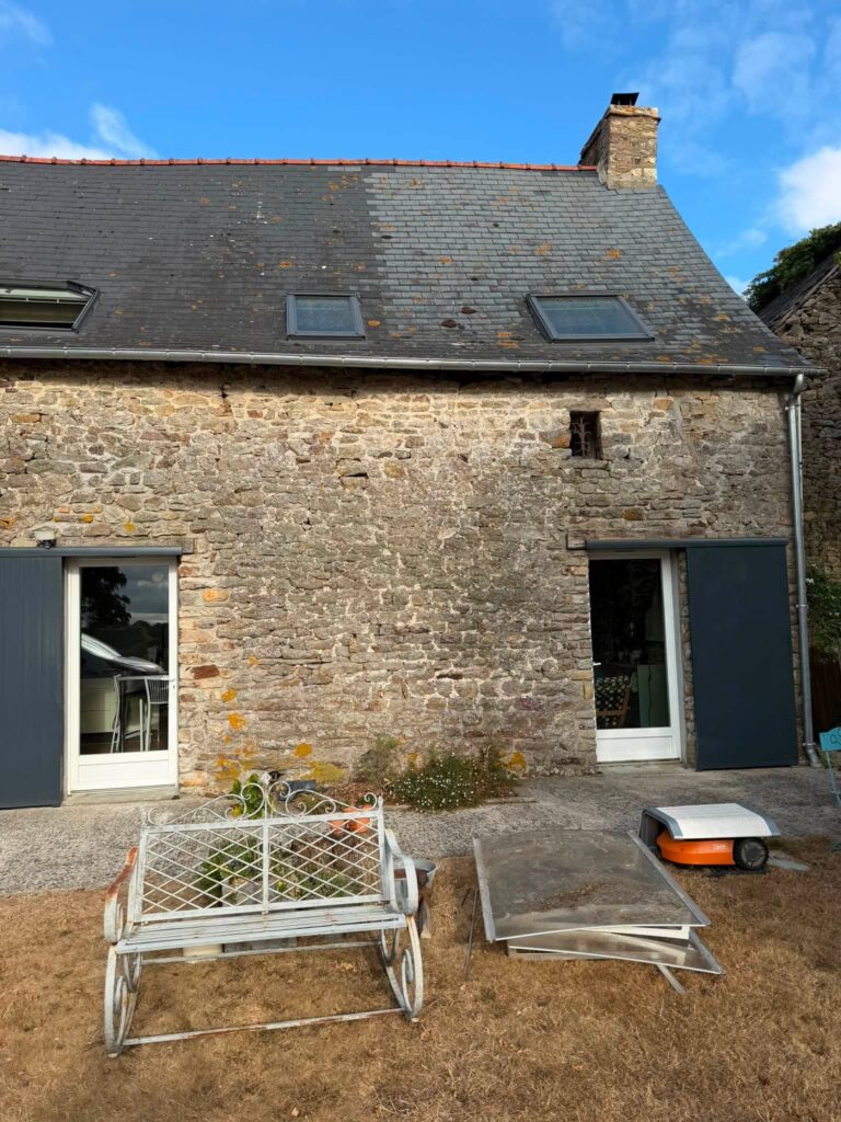 Façade en pierre avant rejointoiement par AMD Habitat